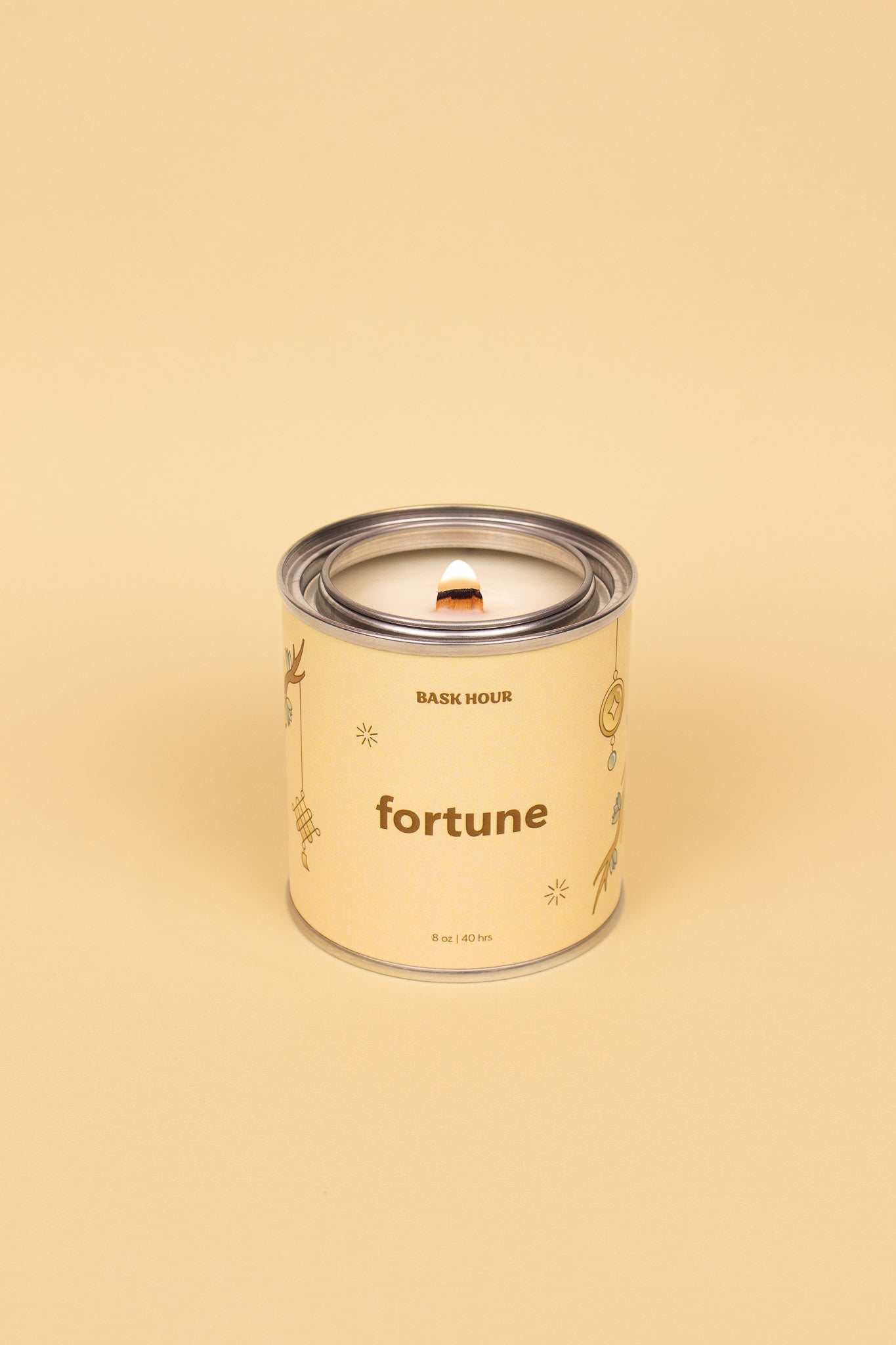 A Rich & Mellow scented candle with notes of vanilla, cream and sandelwood. Lunar New Year is deeply rooted in the pursuit of positive energies, good fortune, and prosperity for the year ahead.